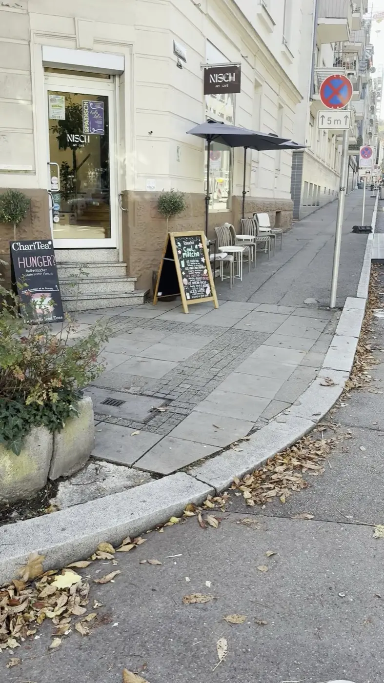 Eingang des Nisch an der Straßenecke mit Kundenstopper
