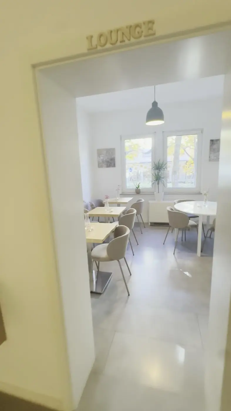 Lounge im hinteren Teil des Cafés