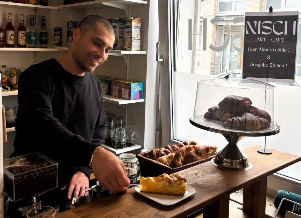 Croissants und Kuchen an der Theke